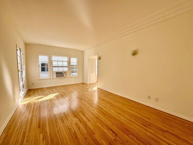 Foto del edificio - Sun-Filled 1-bed 1-bath Second Floor short...