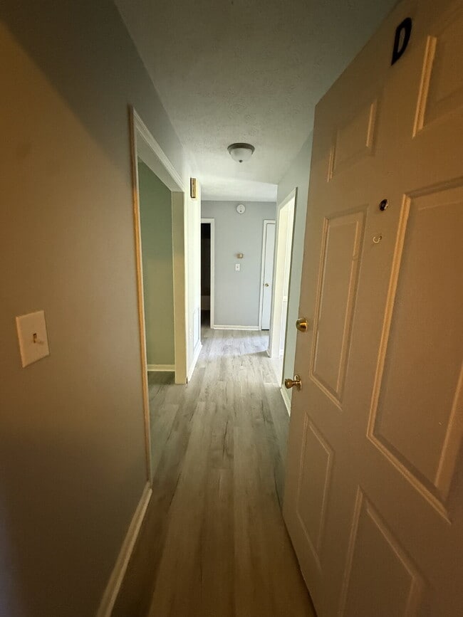 Building Photo - 2 Bedroom 1 Bathroom Apartment in Madison Heights with off street parking.