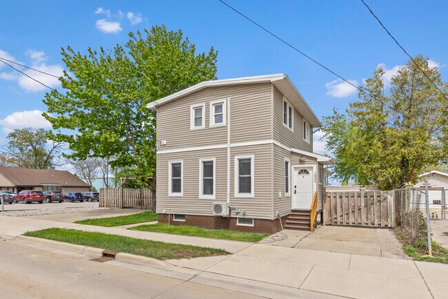 Foto del edificio - 1836 Lakeshore Dr