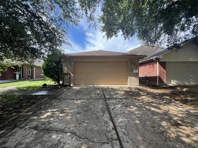 Building Photo - 7430 Village Lake Dr