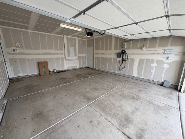 Building Photo - NW Visalia Home For Rent! Close to sports park & shopping centers!