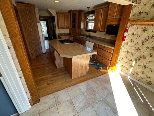 Building Photo - New Listing in Grove City PA
