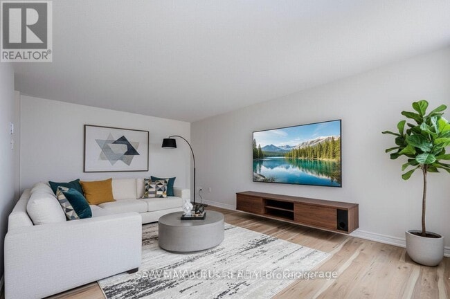 Building Photo - 3650 Kaneff Crescent