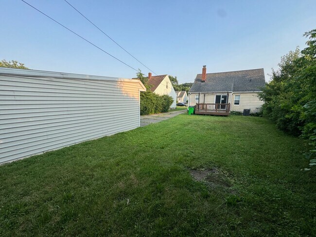 Building Photo - Charming 3-Bedroom Property in Prime Location