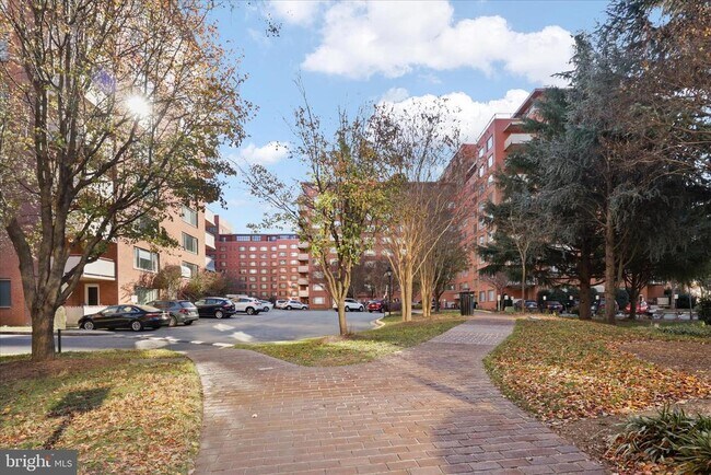 Foto del edificio - 1011 Arlington Blvd