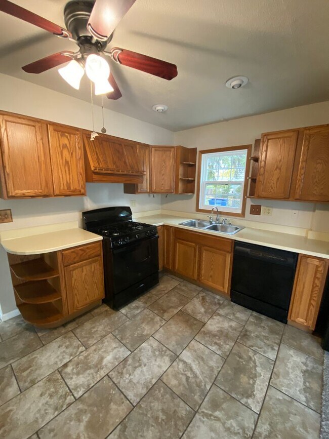 Building Photo - 3 Bedroom 1.5 Bathroom with 2 Stall Garage