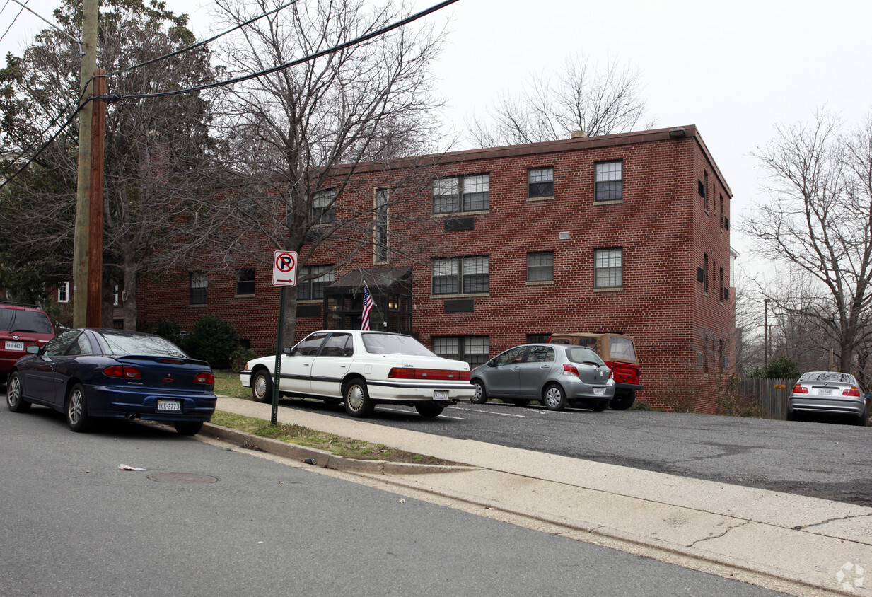 Primary Photo - Arlington Courthouse Apartments