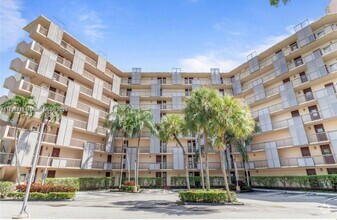 Building Photo - 3301 N Country Club Dr