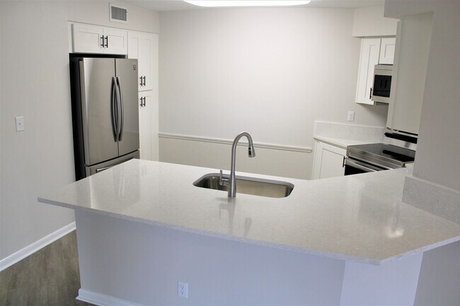 Building Photo - Unfurnished Annual Updated Ground Level 2/2 split plan Condo-Vista Verde East (Isla Del Sol)