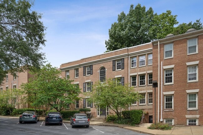 Large, Renovated Apartment Less Than 5 Minute Walk to Cleveland Park Metro! - Large, Renovated Apartment Less Than 5 Minute Walk to Cleveland Park Metro!