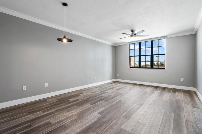 Building Photo - 630 S Sapodilla Ave