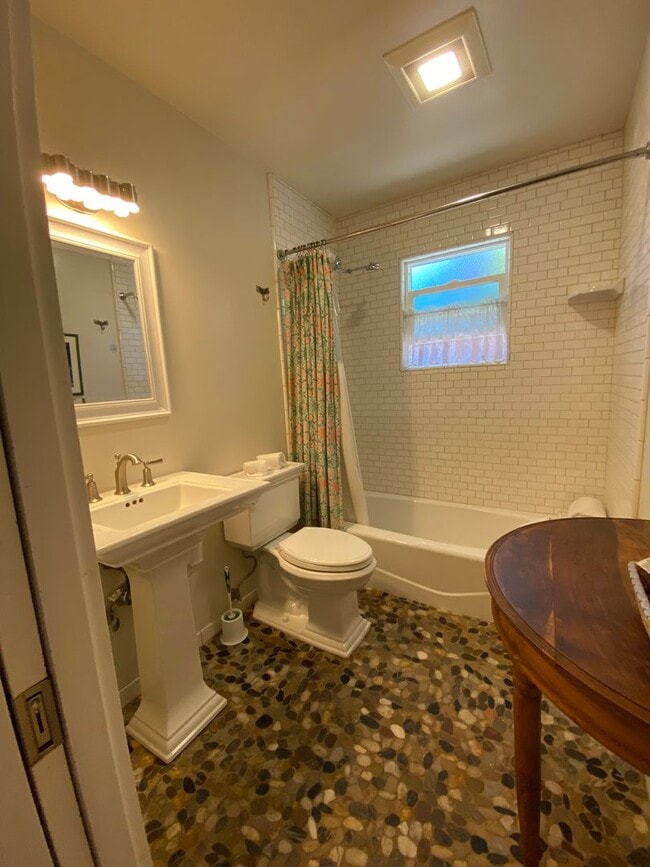 Building Photo - Alvarado