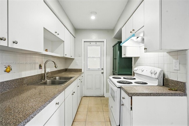 Building Photo - 2085 NE 169th St