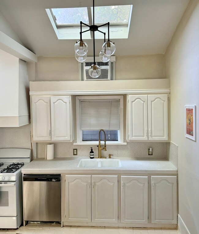 Building Photo - 8956 1/2 Norma Pl