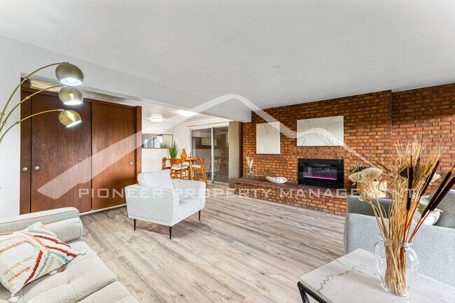 Building Photo - Charming Home with Washer/Dryer and Mounta...