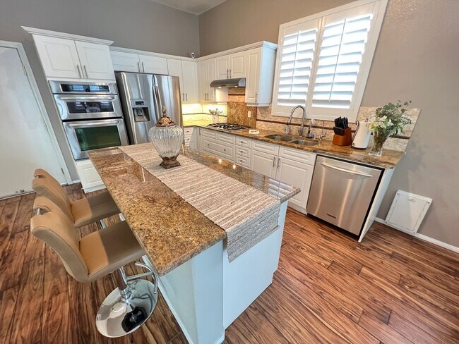 Foto del edificio - FURNISHED 4BD/3BA SUMMERLIN HOME W/ POOL/S...