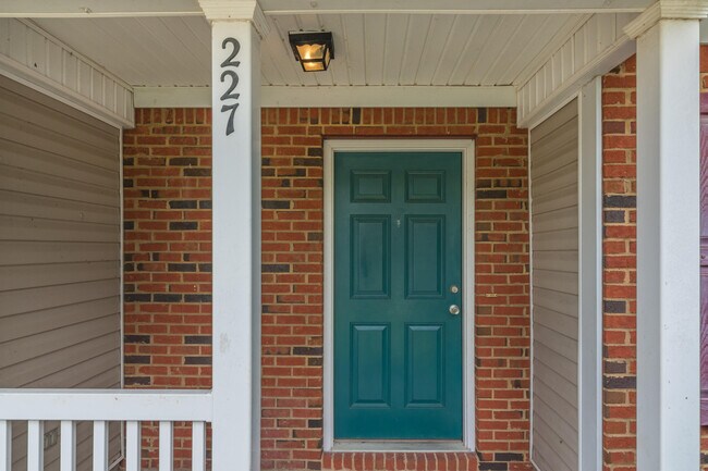 Building Photo - 227 Swaying Pne Ct