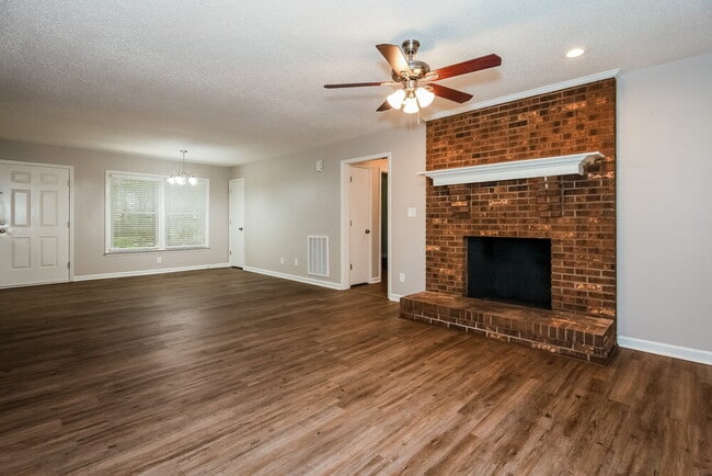 Building Photo - 431 Hillcrest Dr