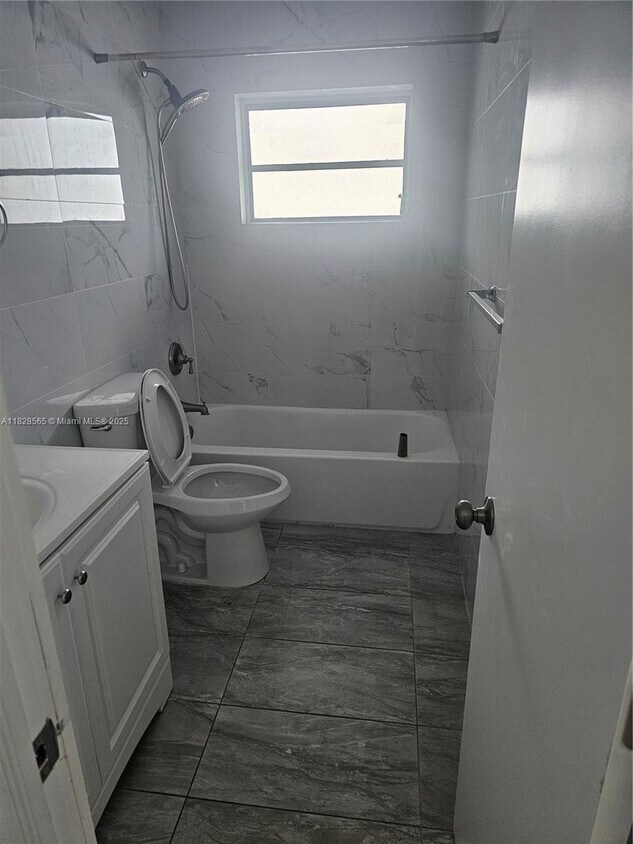 Foto del edificio - 7835 Crespi Blvd
