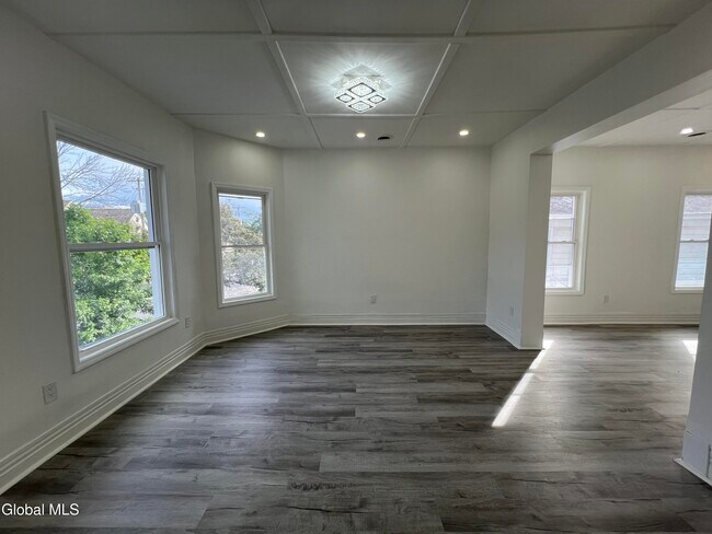 Foto del edificio - 239 McClellan St