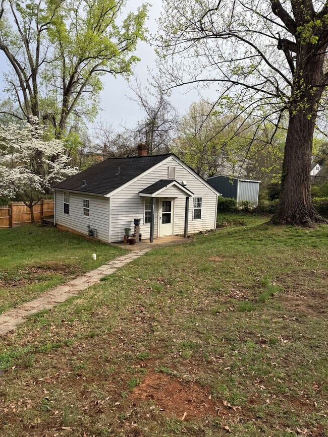 Foto del edificio - 1305 Cherry Avenue- E **1/2 off first month's rent!!**