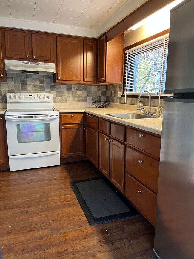 Building Photo - 1291 Glarius Ave