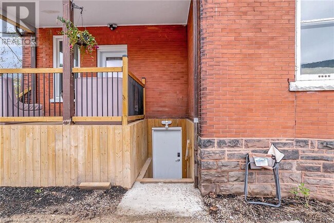 Photo du bâtiment - 18 Weber St W