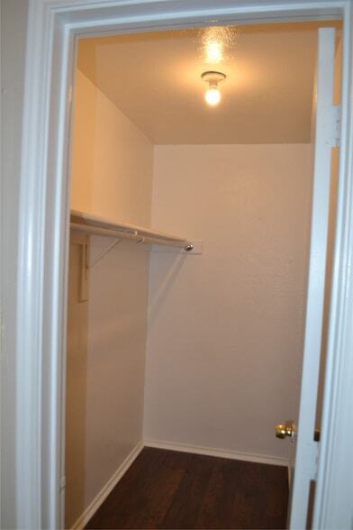 Building Photo - 2526 W Prairie St