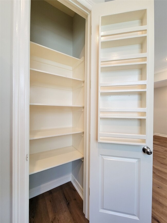 Building Photo - 2416 La Branch St