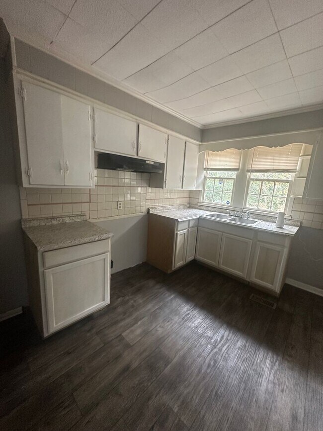 Building Photo - Charming 3 bedroom 1 bath with plenty of open space!