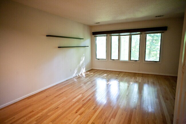 Foto del edificio - Renovated Townhouse-style Apartment Close ...