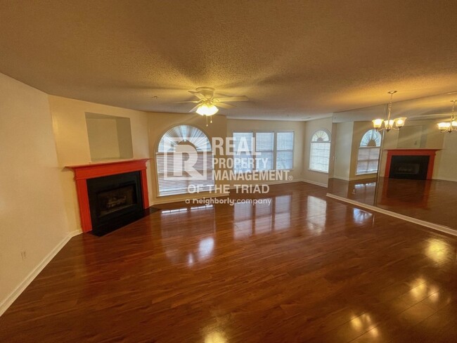 Foto del edificio - *Move In Special* Deacon Ridge Gated Commu...