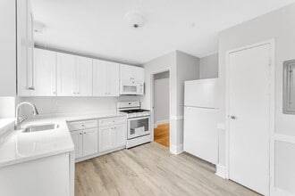 Building Photo - 98 Morton St