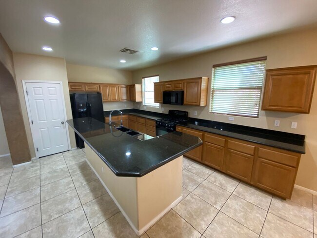 Building Photo - Wonderful 3 bed/2.5 bath home located in the South End of Vegas