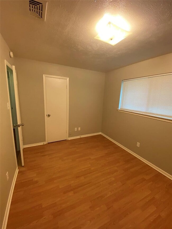 Building Photo - 1102 Laurelhill Court