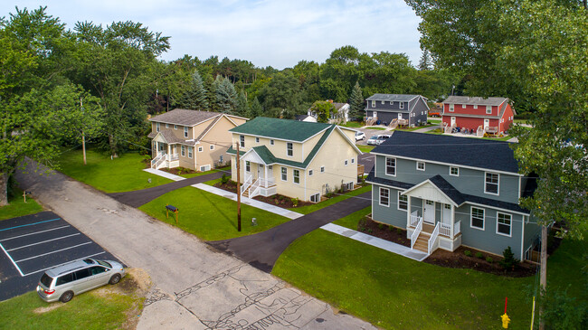 Hilltop Cottages - 292 E 18th St