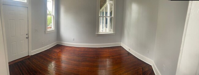 Foto del edificio - Newly Renovated Tri-Plex Near Forsyth