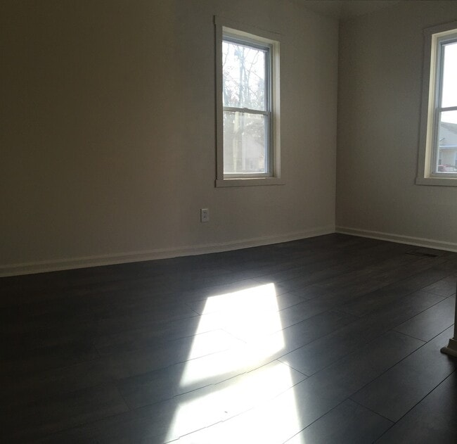 Building Photo - Bristol Borough-Three Bedroom Home Available Mid February