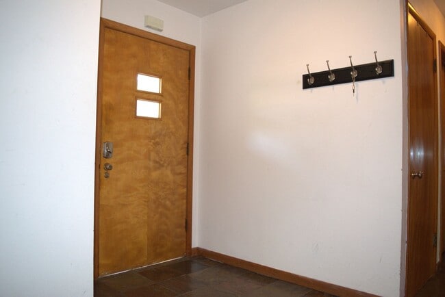 Building Photo - Marvelous 4 Bed 2.5 Bath House In Quarry H...