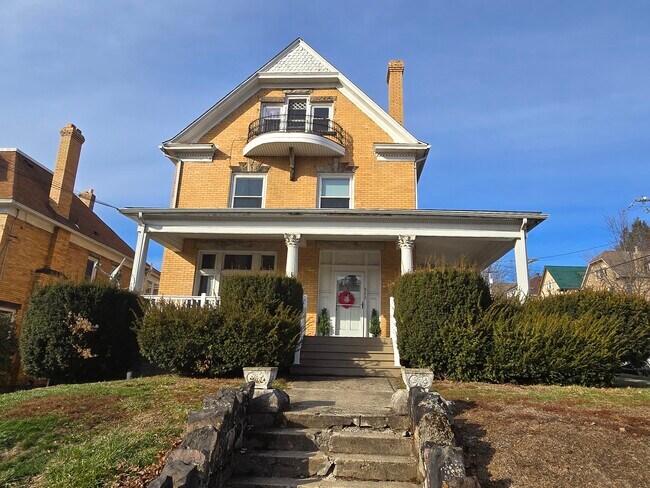 Building Photo - 544 E Pearl St