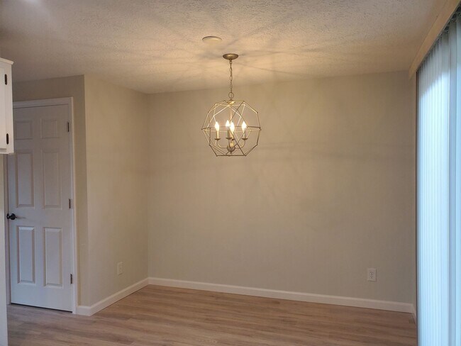 Foto del edificio - FREE RENT! South Salem Condo w/ Remodeled Kitchen, A/C & W/S/G Included!