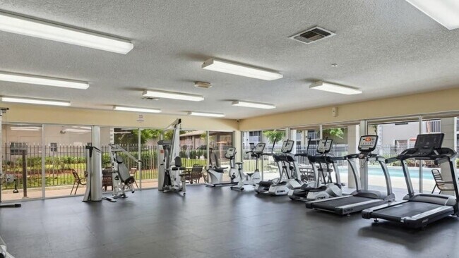 Foto del edificio - 8820 Royal Palm Blvd