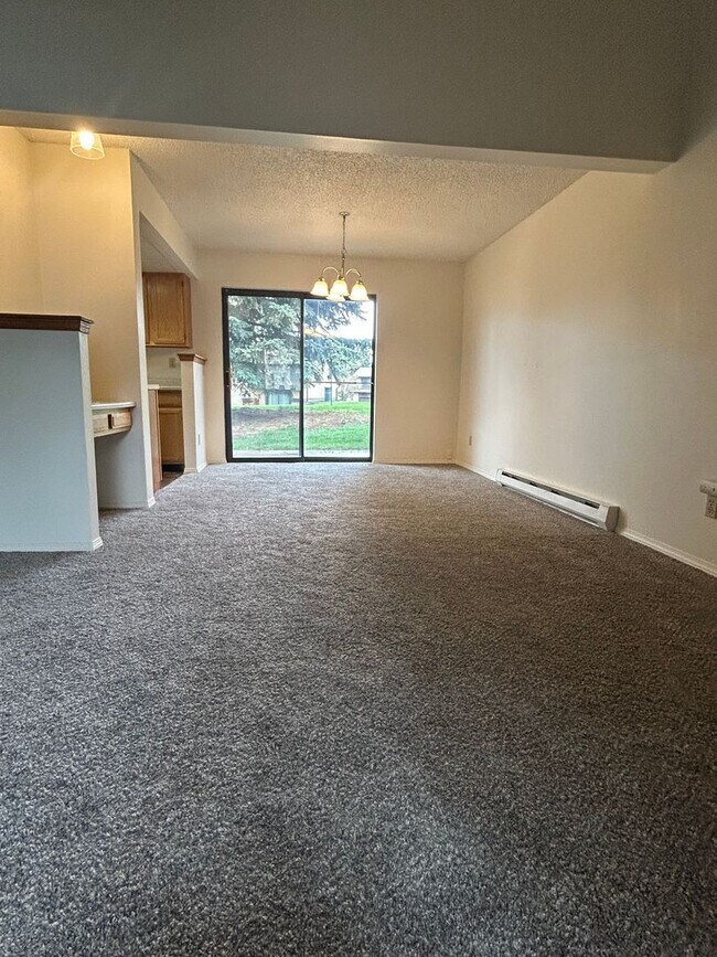 Foto del edificio - $1600/Month 1 Bed/ 1 Bath Townhome in Vill...