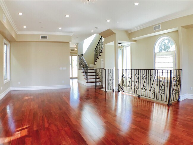 Building Photo - Private Townhouse in the Chatsworth Lake area