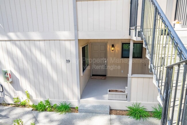 Foto del edificio - 250 Forest Ridge Rd