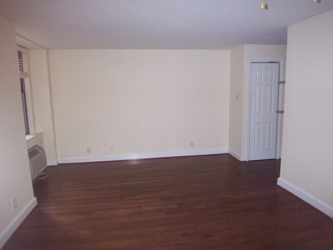 Building Photo - West End Great Studio 2 blocks from Dupont...