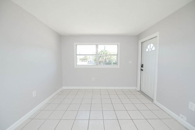 Building Photo - 230 Country Club Dr