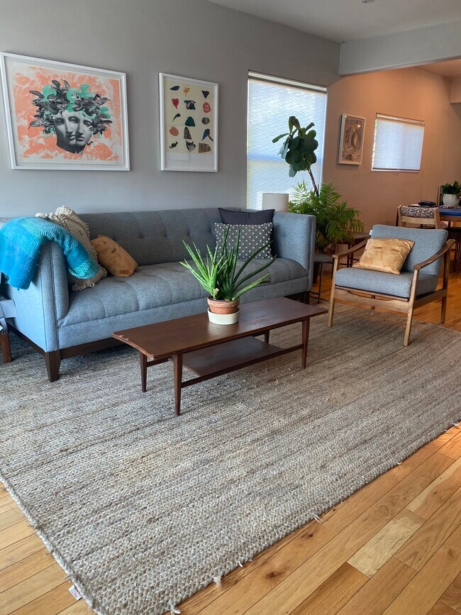 Foto del edificio - 1067 N Bonnie Beach Pl