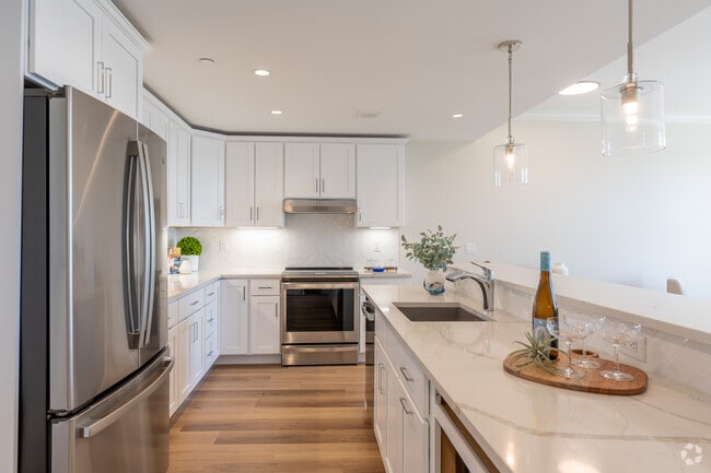 1BR, 1BA - 937SF - Kitchen - Heights Crossing