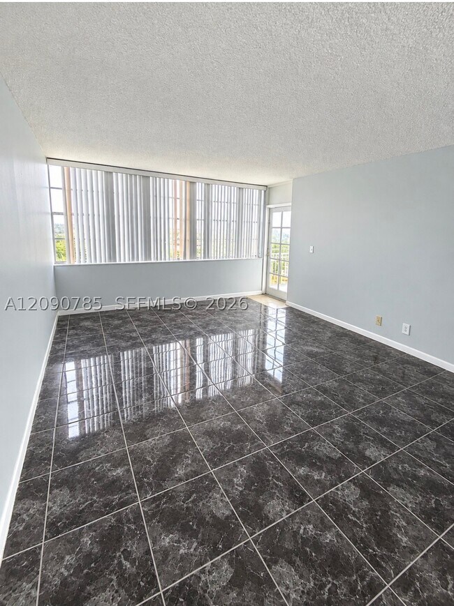Building Photo - 2025 NE 164th St
